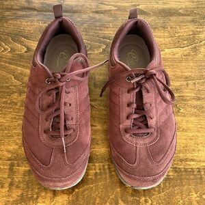 Women's e 360 Easy Spirit plum color suede walkers Size 8